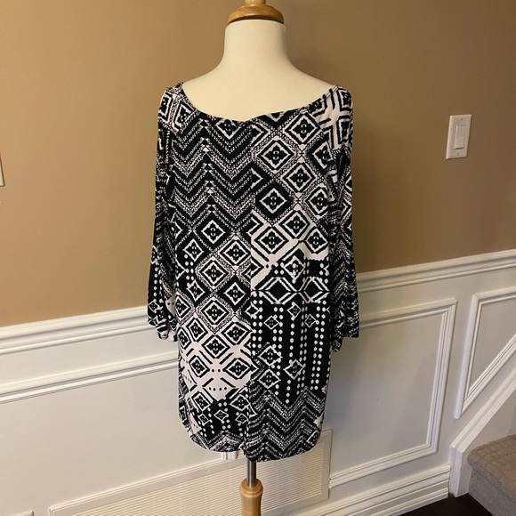 Black and White patterned cold shoulder top - Picture 3 of 9